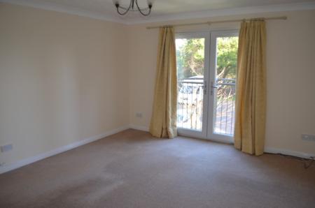 3 bedroom Flat to let in Queens Court, Larbert, FK5