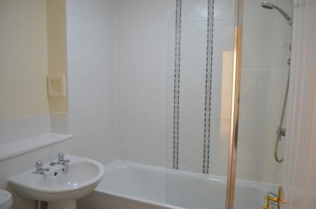 3 bedroom Flat to let in Queens Court, Larbert, FK5