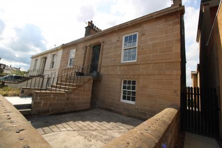 3 bedroom Flat to let in Grahams Road, Falkirk, FK1