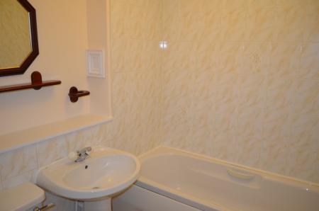 2 bedroom Flat to let in Queens Court, Larbert, FK5