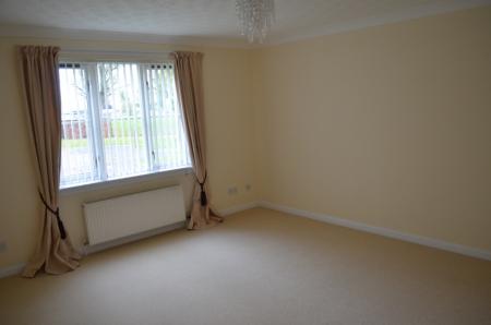 2 bedroom Flat to let in Queens Court, Larbert, FK5