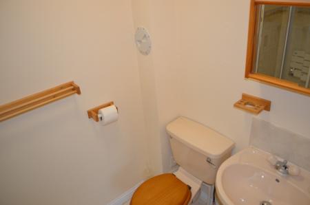 2 bedroom Flat to let in Queens Court, Larbert, FK5