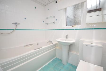 2 bedroom Flat to let in Juniper Avenue, East Kilbride, South Lanarkshire, G75