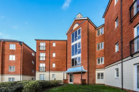 2 bedroom Flat for sale in Great Western Road, Gloucester, GL1