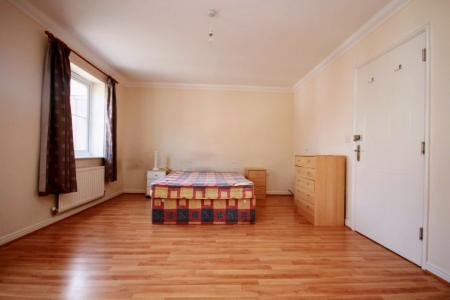 5 bedroom Semi-detached house for sale in Harescombe Drive, GRH (Gloucestershire Royal Hospital), Gloucester, GL1