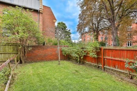 4 bedroom Town house for sale in Harescombe Drive, GRH (Gloucestershire Royal Hospital), Gloucester, GL1