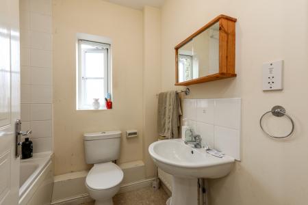 4 bedroom Town house for sale in Harescombe Drive, GRH (Gloucestershire Royal Hospital), Gloucester, GL1