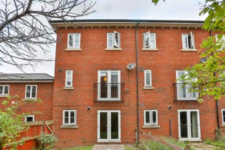 4 bedroom Town house for sale in Harescombe Drive, GRH (Gloucestershire Royal Hospital), Gloucester, GL1