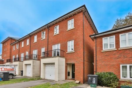 4 bedroom Town house for sale in Harescombe Drive, GRH (Gloucestershire Royal Hospital), Gloucester, GL1