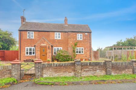 4 bedroom Detached house for sale in Hill End Road, Twyning, Tewkesbury, GL20