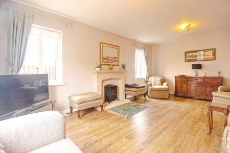 4 bedroom Detached house for sale in Hill End Road, Twyning, Tewkesbury, GL20