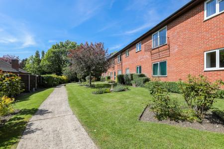 1 bedroom Flat for sale in Hucclecote Road, Hucclecote, Gloucester, GL3