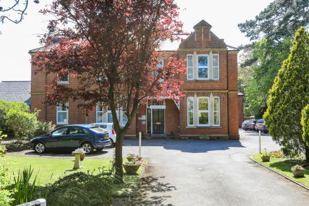 1 bedroom Flat for sale in Hucclecote Road, Hucclecote, Gloucester, GL3