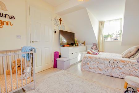 4 bedroom Semi-detached house for sale in Manu Marble Way, Linden, Gloucester, GL1