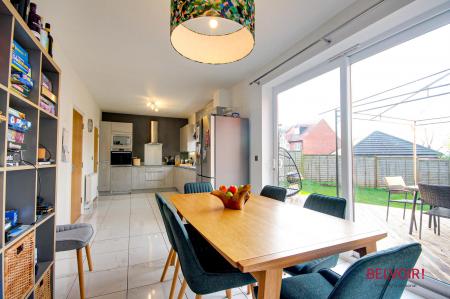 5 bedroom Detached house for sale in New Dawn View, Gloucester, GL1