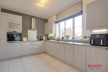 5 bedroom Detached house for sale in New Dawn View, Gloucester, GL1