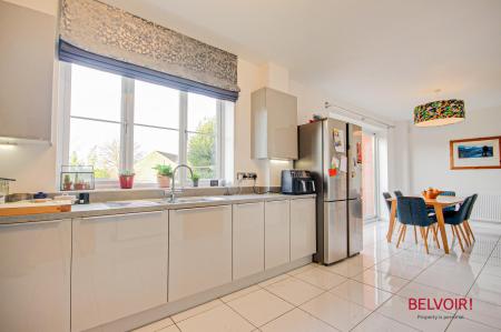 5 bedroom Detached house for sale in New Dawn View, Gloucester, GL1