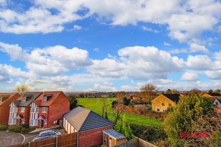 5 bedroom Detached house for sale in New Dawn View, Gloucester, GL1