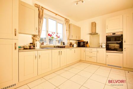 5 bedroom Detached house for sale in New Dawn View, Gloucester, GL1