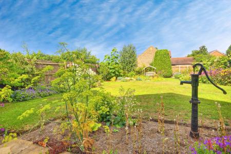 5 bedroom Detached house for sale in Sellars Road, Hardwicke, Gloucester, GL2