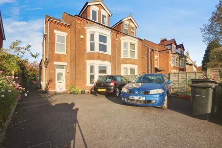 4 bedroom Semi-detached house for sale in Stroud Road, Linden, Gloucester, GL1