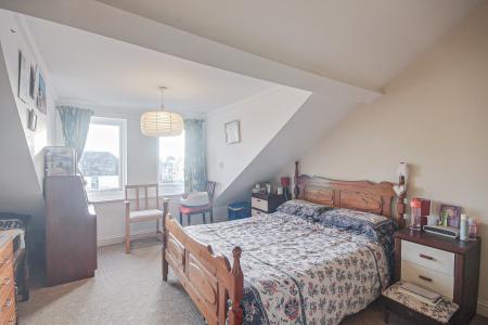 4 bedroom Semi-detached house for sale in Stroud Road, Linden, Gloucester, GL1