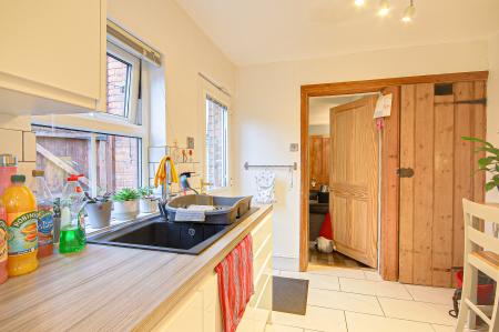 2 bedroom End of terrace house for sale in Swan Road, Kingsholm, Gloucester, GL1