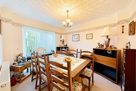 5 bedroom Detached house for sale in The Maples, Abbeymead, Gloucester, GL4