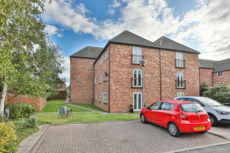 2 bedroom Flat for sale in Vestry Gardens, Coney Hill, Gloucester, GL4