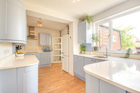 4 bedroom Detached house for sale in Waverley Road, Longlevens, Gloucester, GL2