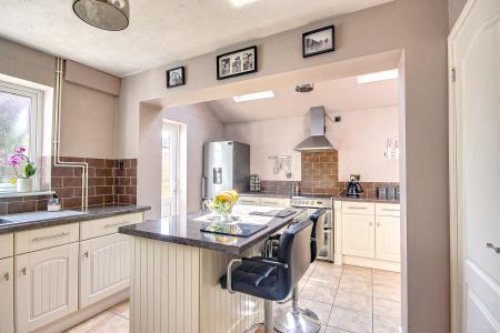 3 bedroom Semi-detached house for sale in Weavers Road, Quedgeley, Gloucester, GL2