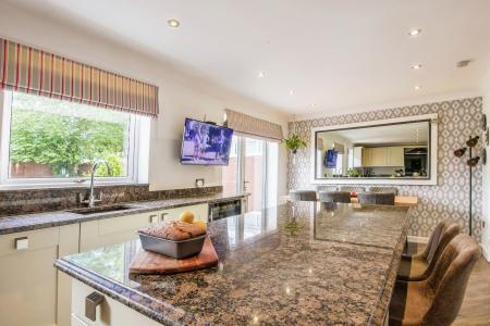 4 bedroom Semi-detached house for sale in Weavers Road, Quedgeley, Gloucester, GL2