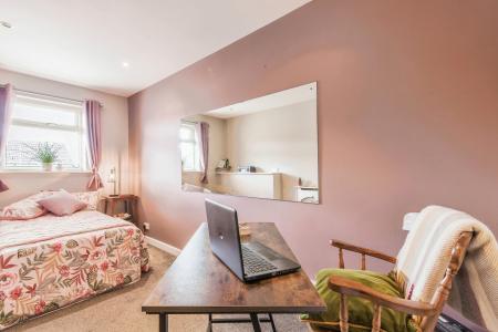 4 bedroom Semi-detached house for sale in Weavers Road, Quedgeley, Gloucester, GL2