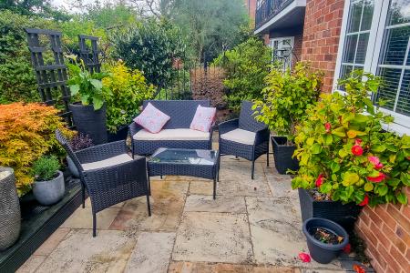 2 bedroom Ground floor maisonette for sale in The Chestnuts, Gloucester, GL1