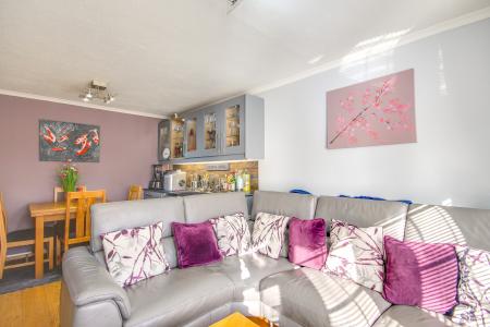 2 bedroom Ground floor maisonette for sale in The Chestnuts, Gloucester, GL1