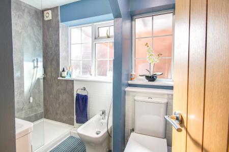 2 bedroom Ground floor maisonette for sale in The Chestnuts, Gloucester, GL1