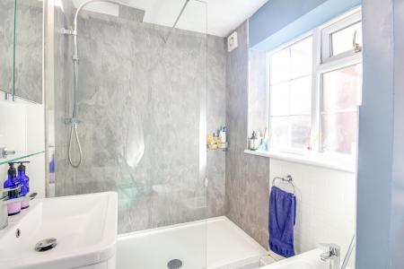 2 bedroom Ground floor maisonette for sale in The Chestnuts, Gloucester, GL1