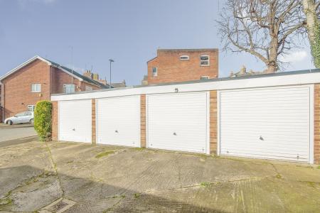 2 bedroom Ground floor maisonette for sale in The Chestnuts, Gloucester, GL1