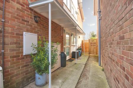 2 bedroom Ground floor maisonette for sale in The Chestnuts, Gloucester, GL1