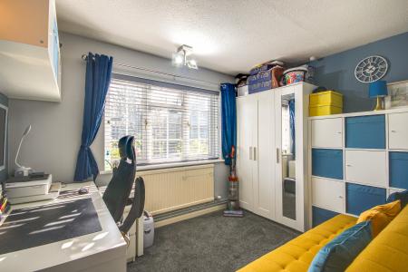 2 bedroom Ground floor maisonette for sale in The Chestnuts, Gloucester, GL1