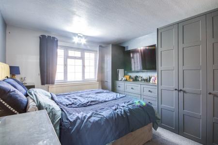 2 bedroom Ground floor maisonette for sale in The Chestnuts, Gloucester, GL1