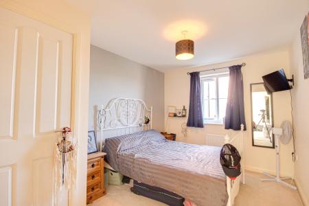 2 bedroom Flat for sale in Lasborough Drive, Tuffley, Gloucester, GL4