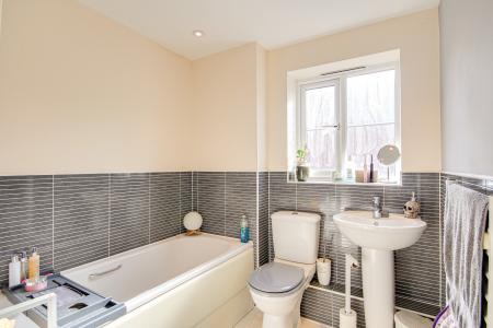2 bedroom Flat for sale in Lasborough Drive, Tuffley, Gloucester, GL4