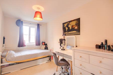 2 bedroom Flat for sale in Lasborough Drive, Tuffley, Gloucester, GL4