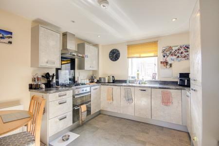 2 bedroom Flat for sale in Lasborough Drive, Tuffley, Gloucester, GL4