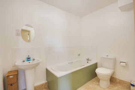 2 bedroom Flat for sale in Mayhill Way, GRH (Gloucestershire Royal Hospital), Gloucester, GL1