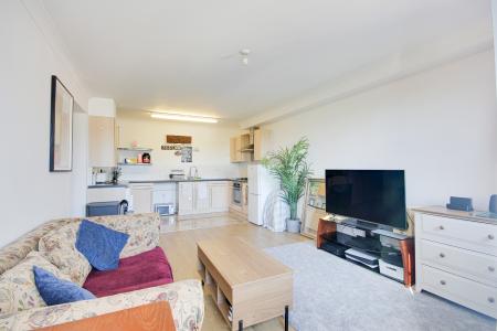 2 bedroom Flat for sale in Mayhill Way, GRH (Gloucestershire Royal Hospital), Gloucester, GL1