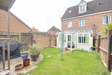 4 bedroom Terraced House to let in Lyneham Drive, Kingsway, Gloucester, GL2