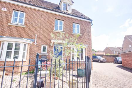 Lyneham Drive, Kingsway, Gloucester, GL2