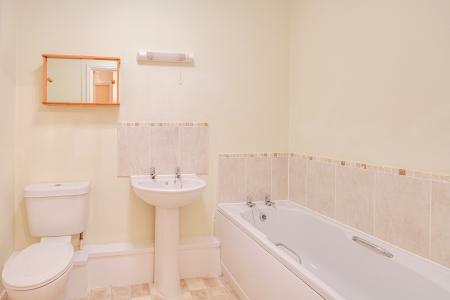 2 bedroom Flat for sale in Bristol Road, Quedgeley, Gloucester, GL2